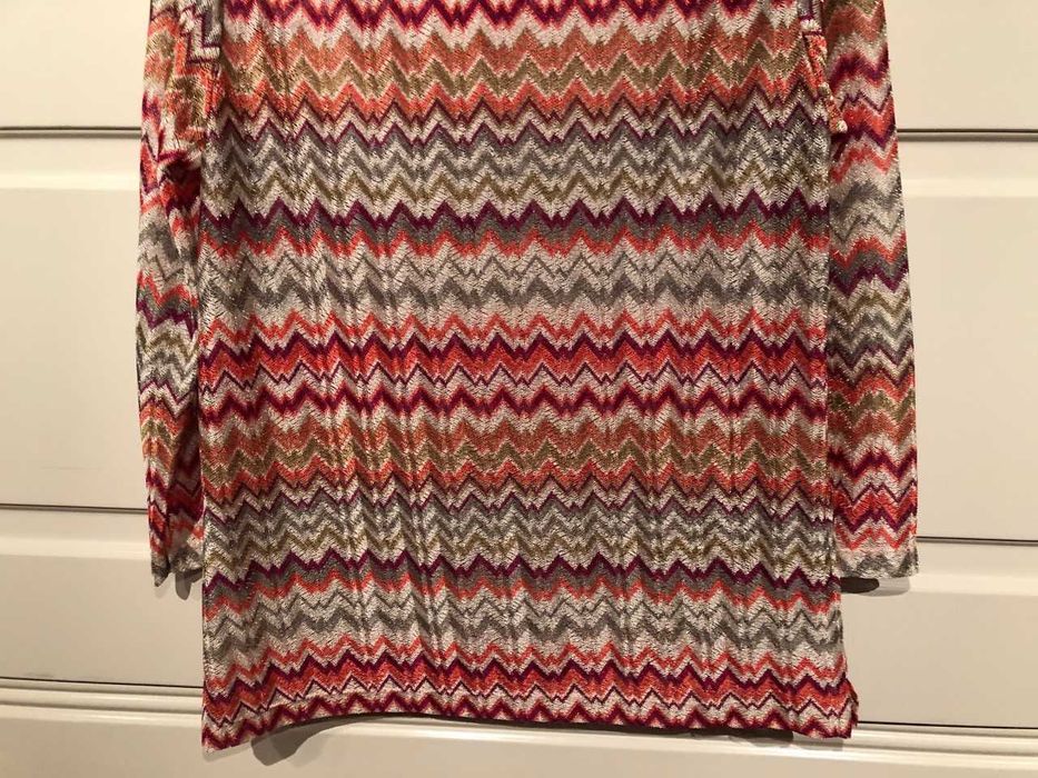 blusa estampada padrão tipo Missoni em tons de rosa, laranja