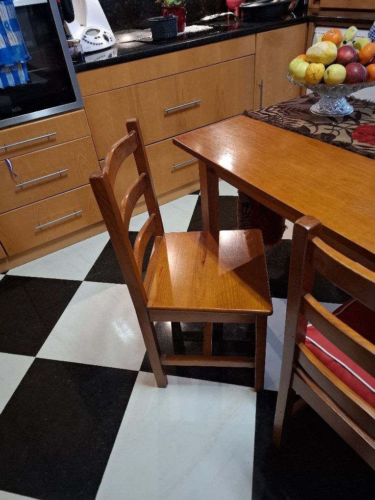 Mesa e 4 cadeiras de madeira maciça