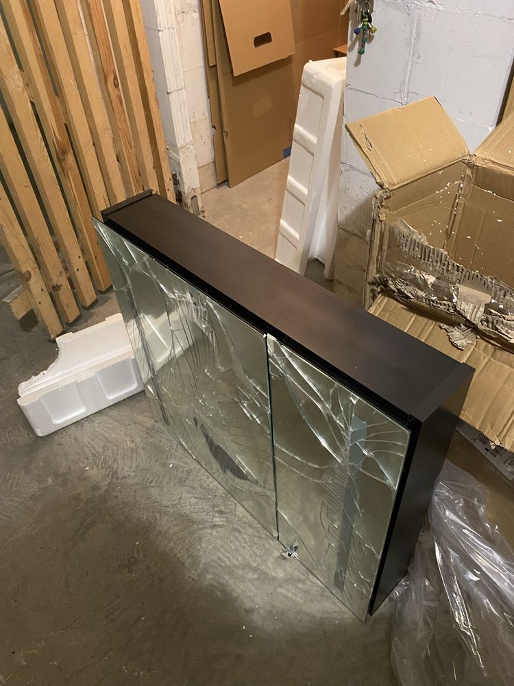 Szafka łazienkowa aluminiowa – uszkodzone lustra