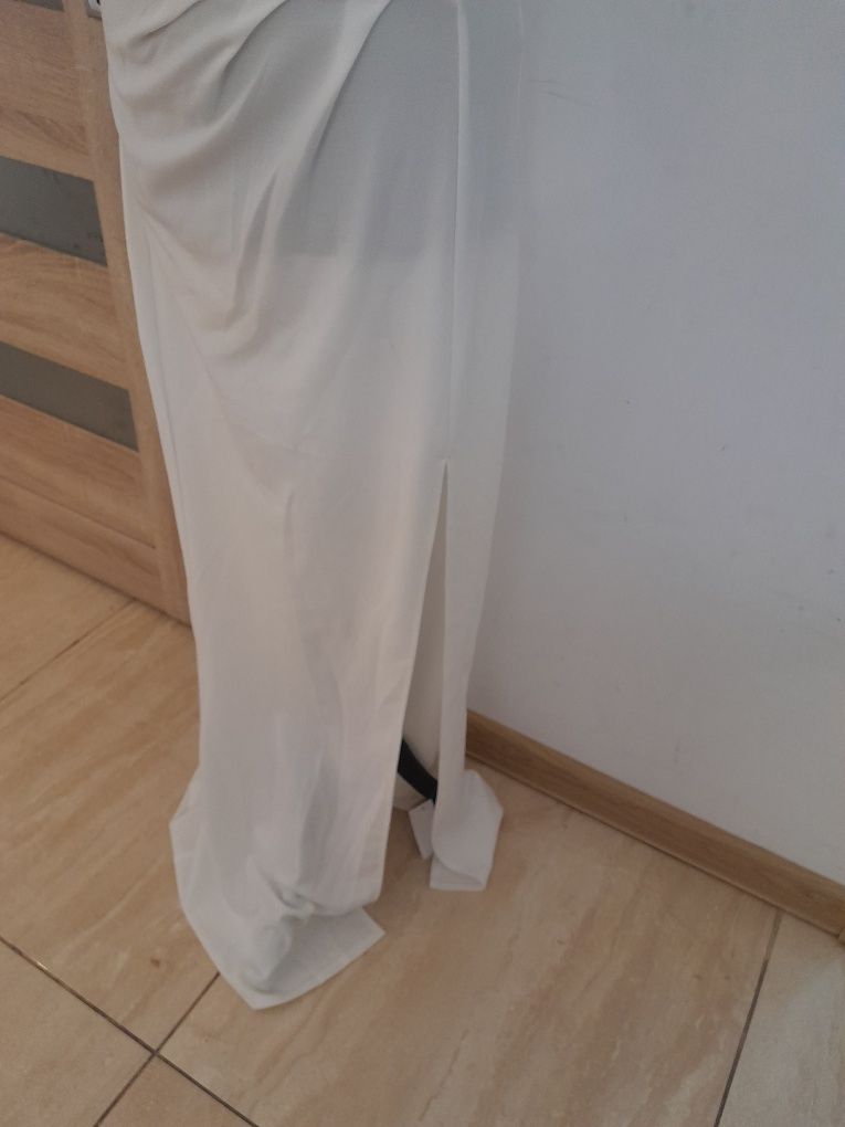 Długa maxi biała sukienka elegackq asymetryczna L 40