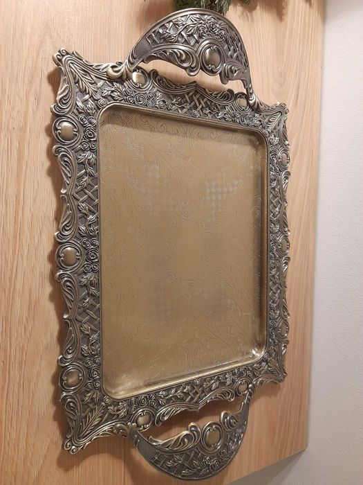 Piękna ozdobna metalowa taca