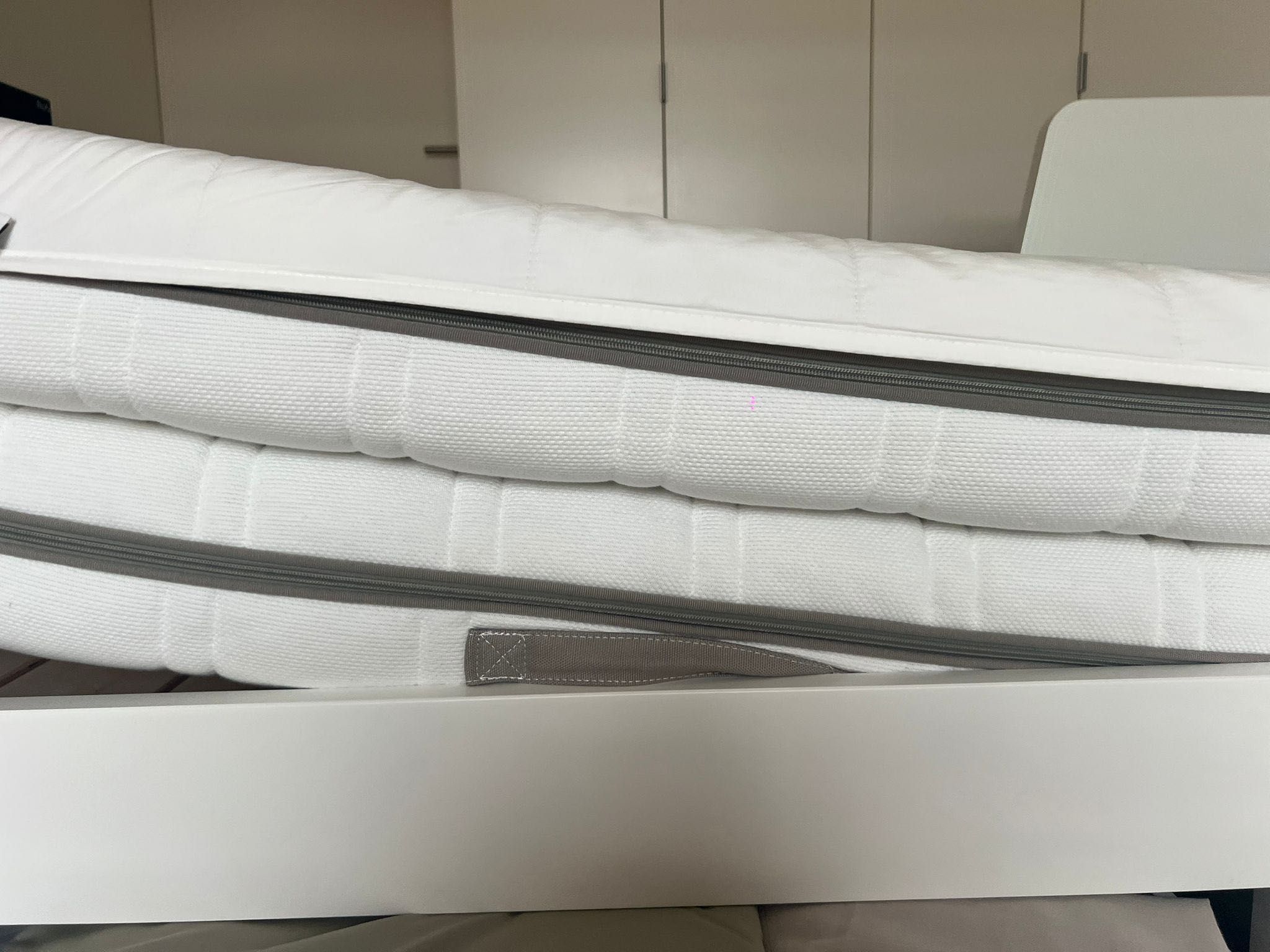 Cama de solteiro IKEA FLEKKE 80x200 com dois colchões incluídos