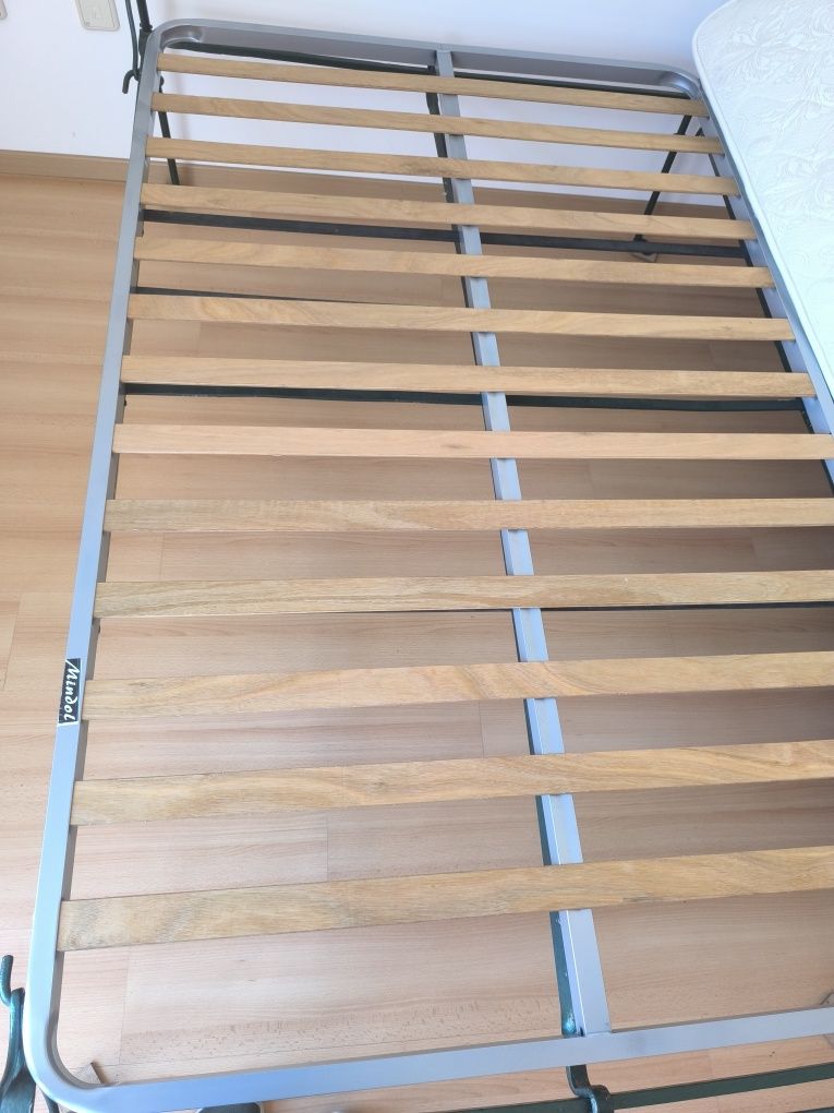 Cama de ferro, com estrado (ripas) e colchão ortopédico