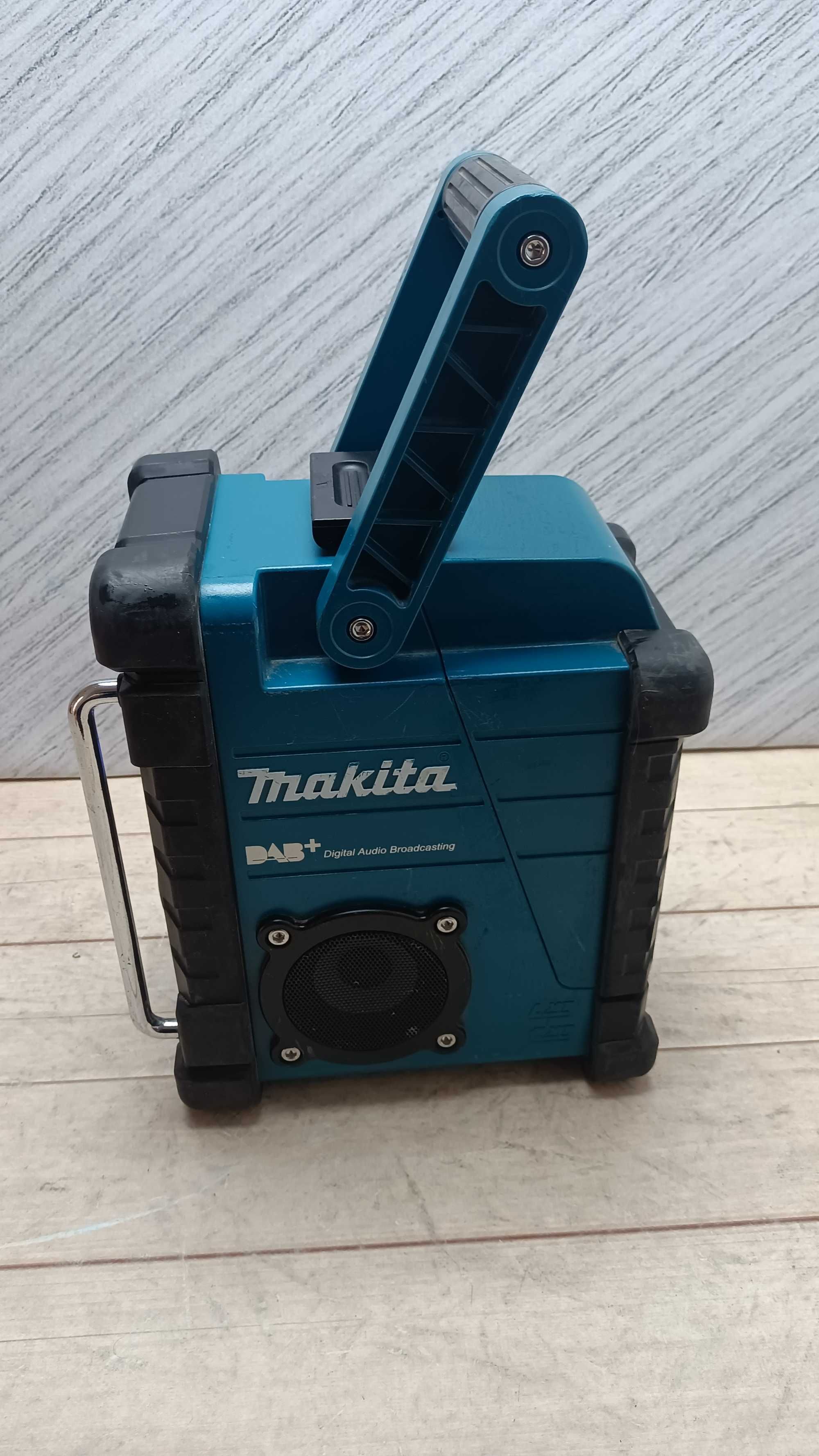 Makita DMR 110 аккумуляторное строительное радио, защита IP64