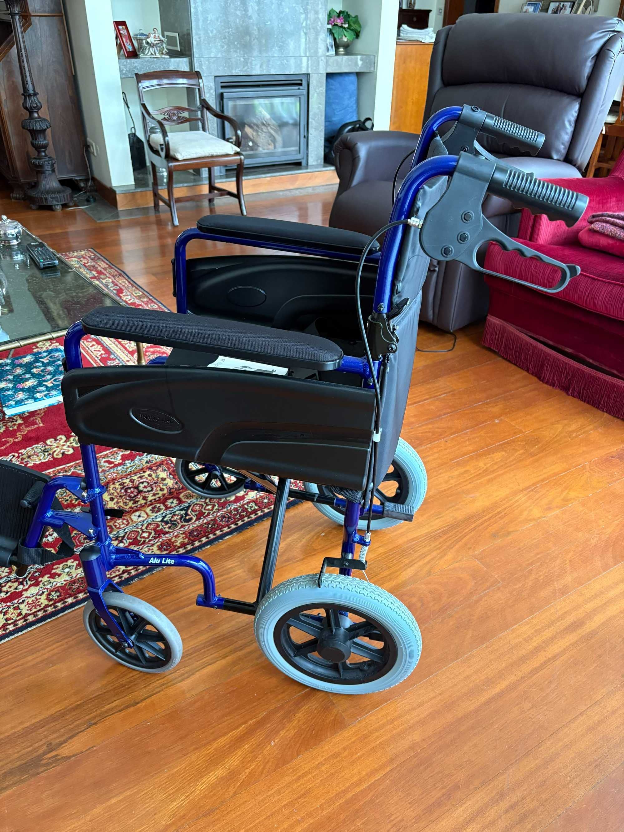 Vendo cadeira de rodas dobrável Invacare Alu Lite - como nova