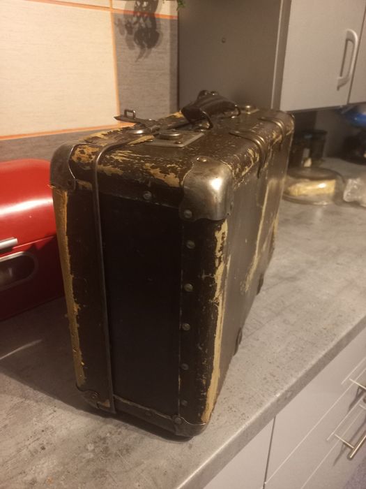 Stara tekturową walizka