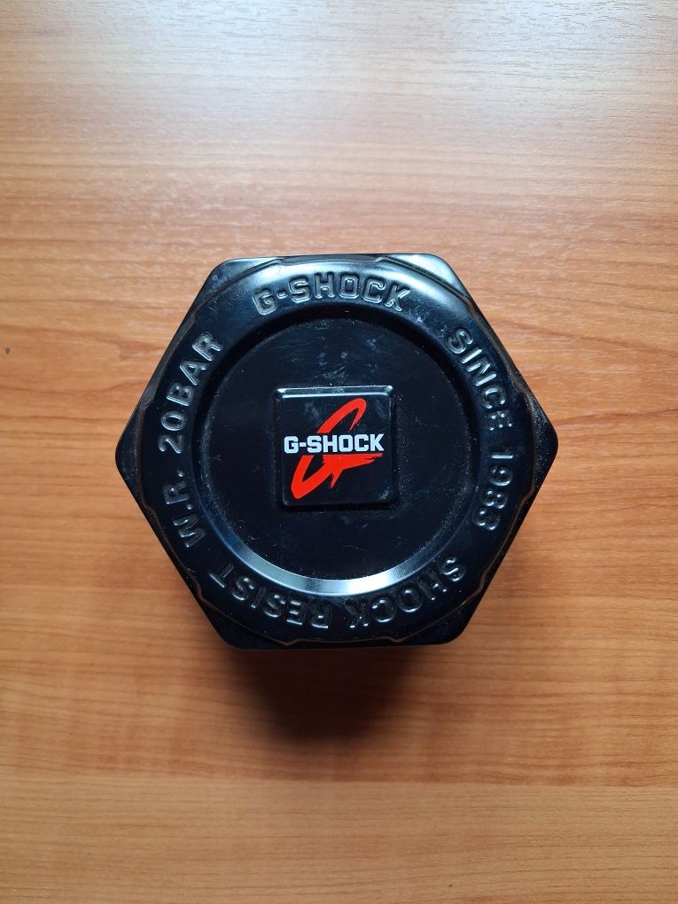Pudełko do zegarka z napisem G-SHOCK
