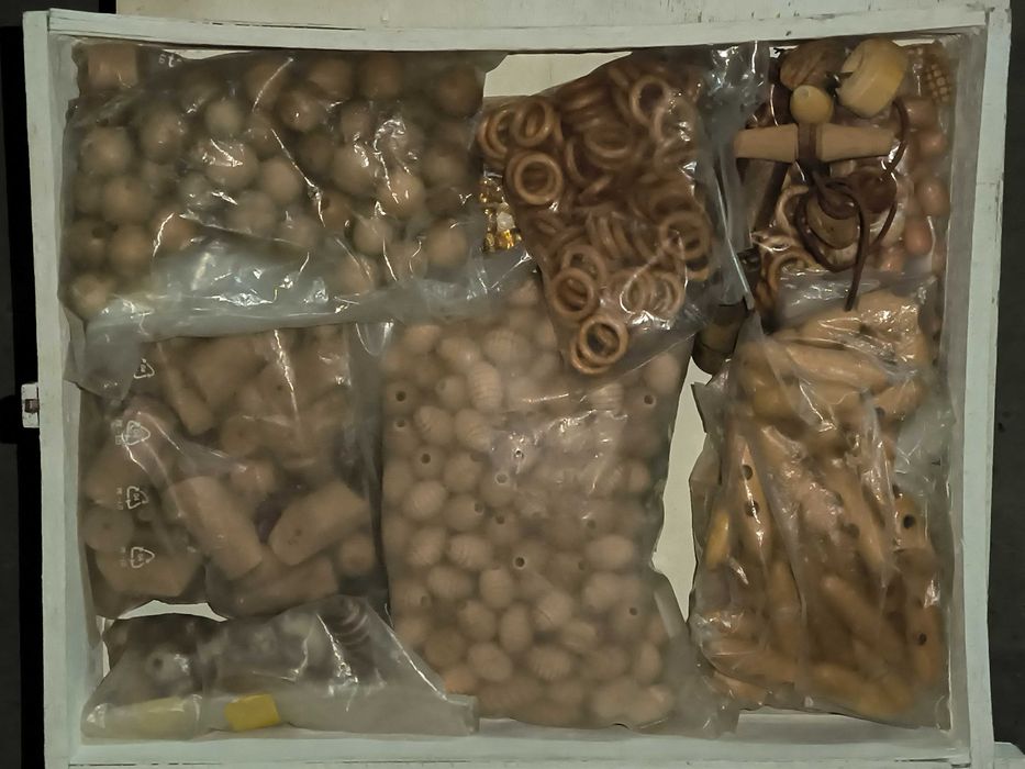 Caixa com materiais para fazer joias
