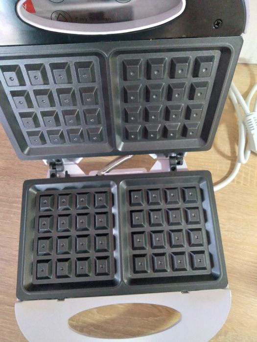 Вафельниця з антипригарним покриттям