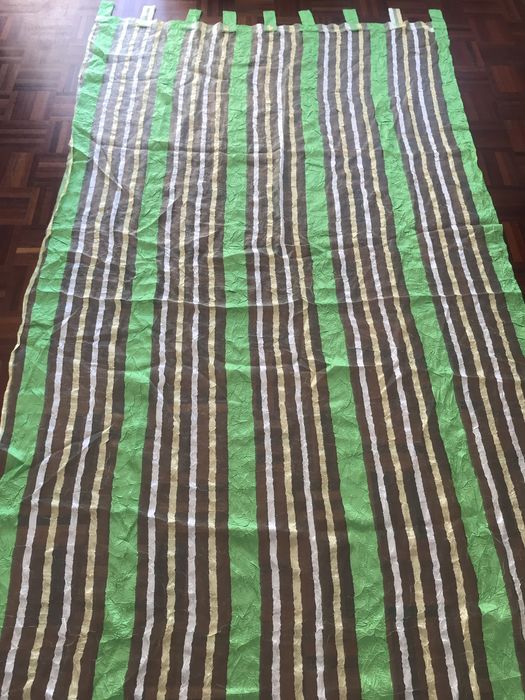 Várias cortinas (verdes, pretas, bege, cinza, castanhas, amarelas)