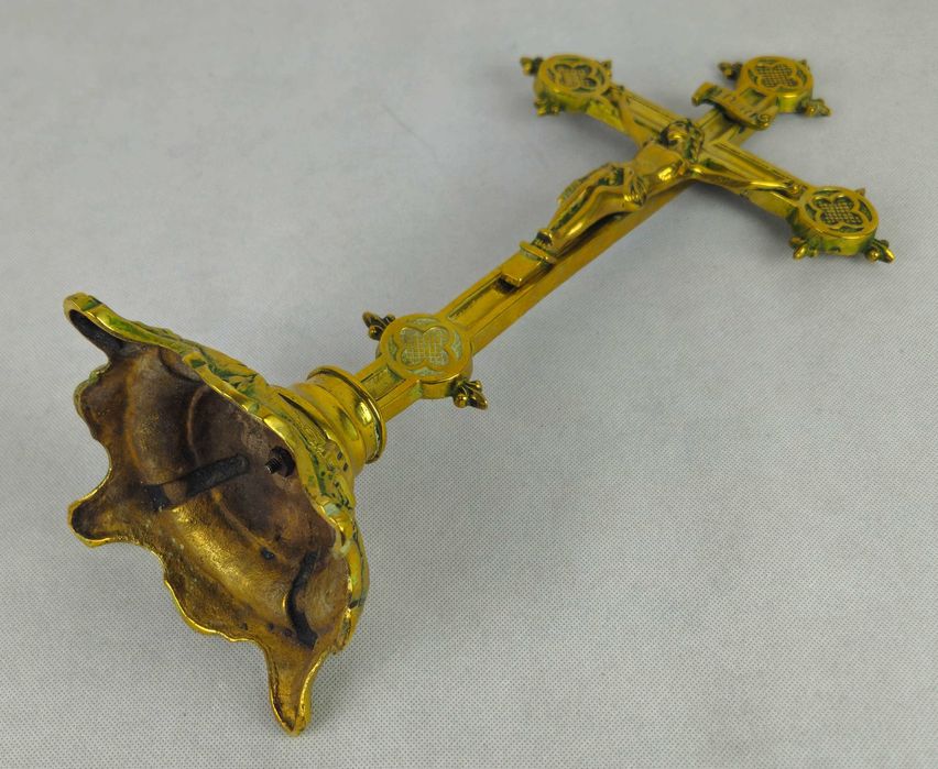 Piękny stary stylowy krzyż mosiężny stojący z Francji