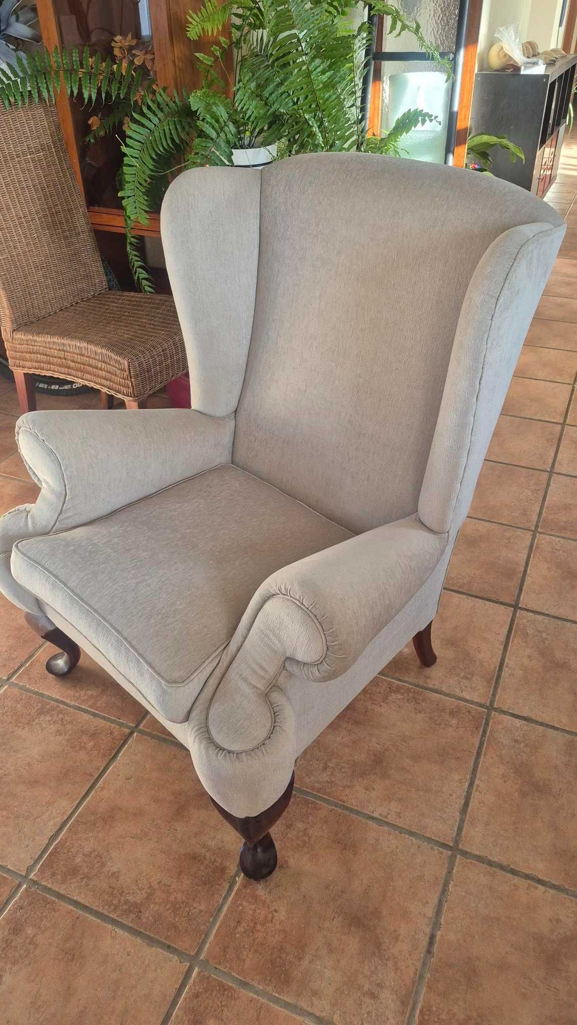 Dois sofas individuais.
