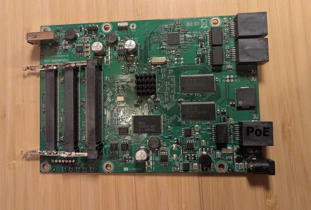 MikroTik RB433UL: 3x LAN, 3x miniPCI, 1x USB