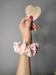 Scrunchie Cotton Candy M, satynowa ozdobna gumka do włosów z jedwabiem