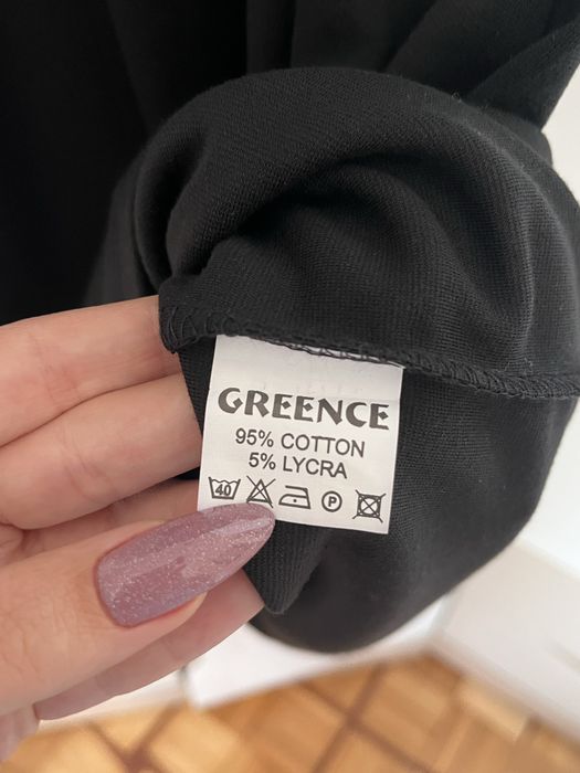 Czarna sukienka za kolano