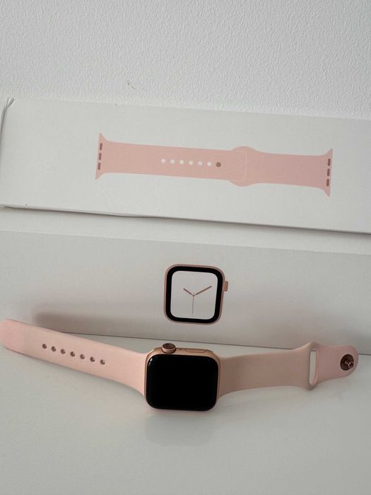 Apple Watch Series 4 —40mm Gold Aluminium com pulseira Pink Sand (GPS)