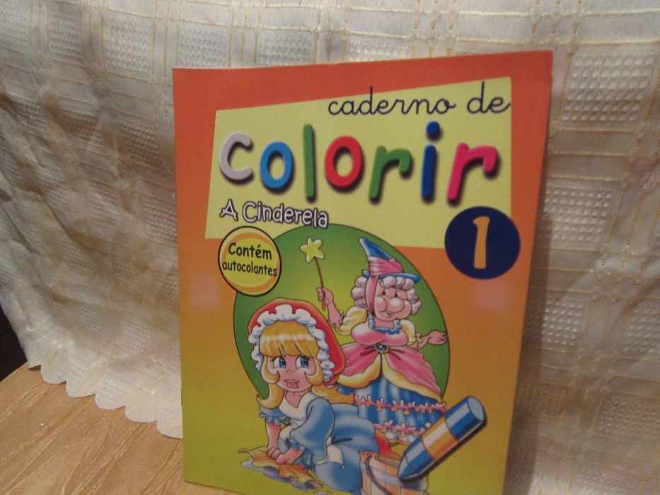 Caderno de Colorir com Autocolantes:Cinderela; Alice Maravilhas; Bambi