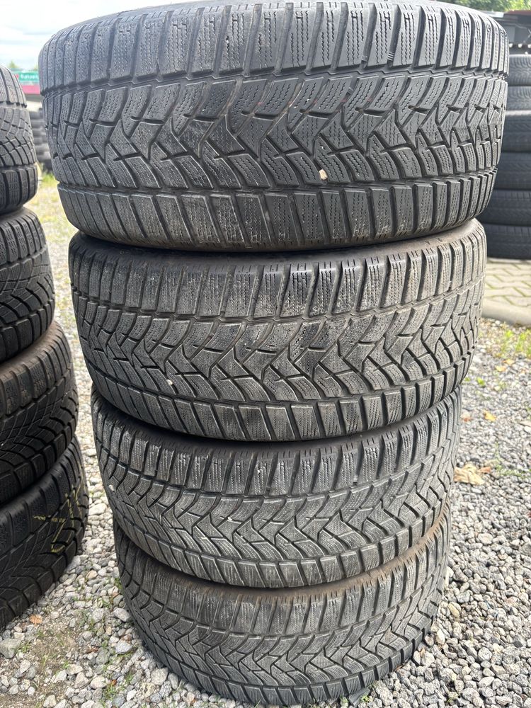 Komplet opon zimowych 225/40 R18 Dunlop