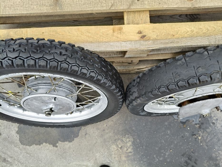 2 całe koła MZ, piasty, okładziny