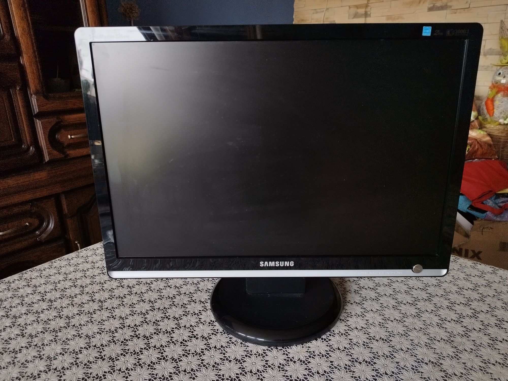 Komputer z monitorem i klawiatury