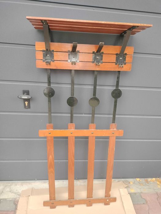 drewniano-metalowy wieszak ścienny