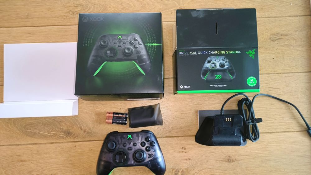 Pad Xbox 20 Anniversary oraz stacja do ładowania i bateria