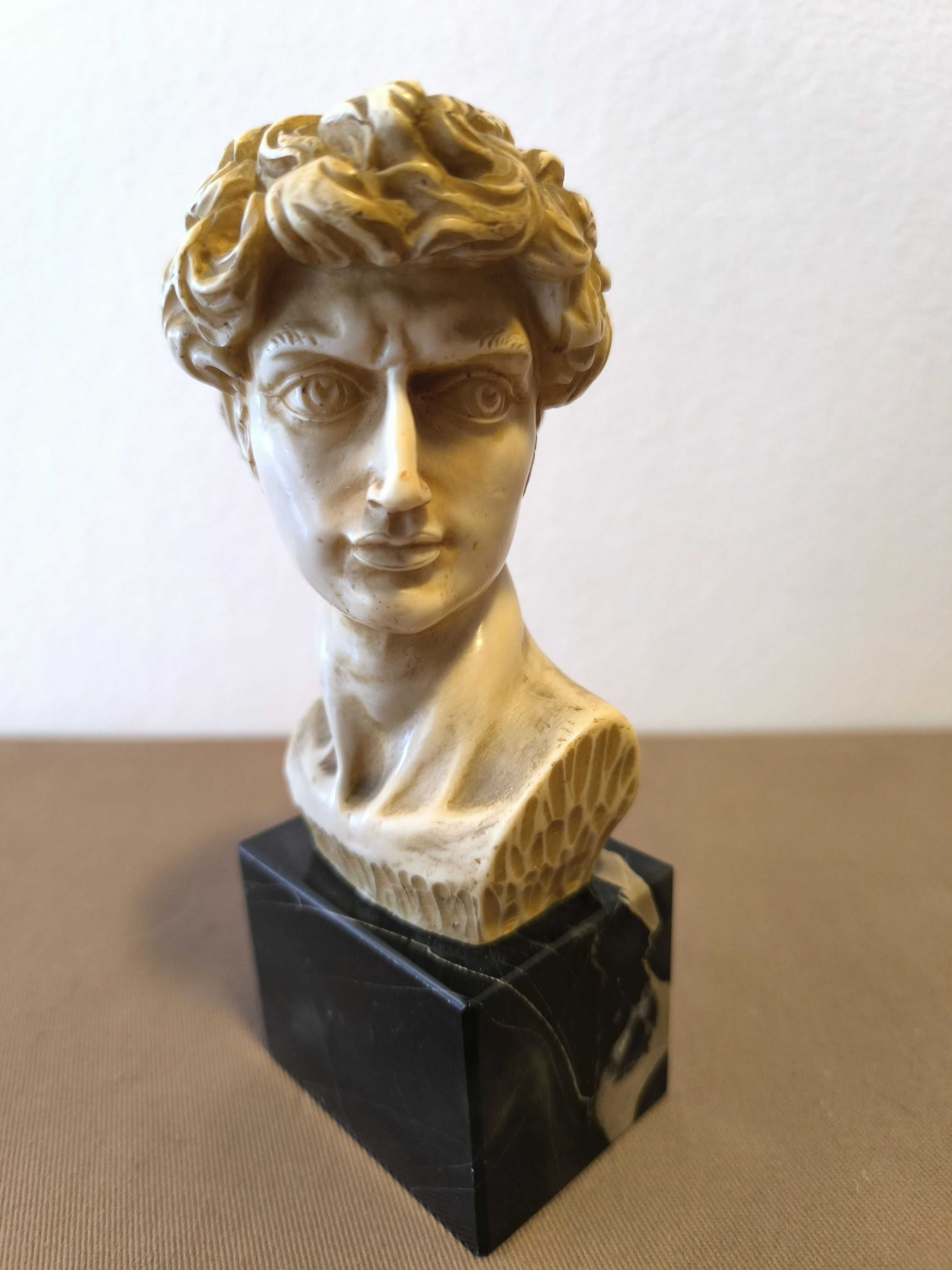 Escultura de um busto de David em resina,  com base em mármore preto