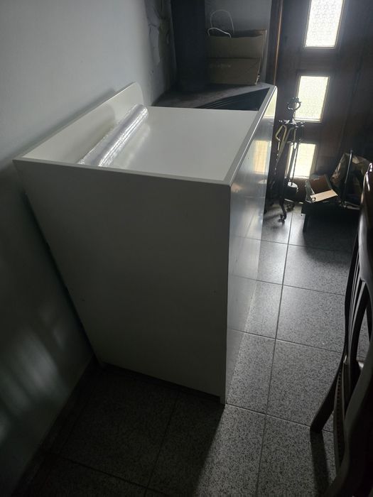 Berço e fraldario em madeira, com colchao e arrumos