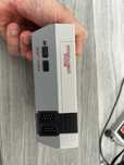 Mini consola retro tipo NES com comandos e cabos