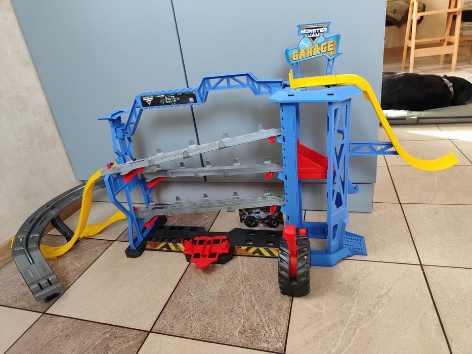 Трек і гараж для монстр трак Monster Jam