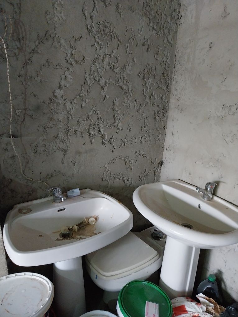 Vendo 2 lavatórios de casa de banho com torneiras incluídas