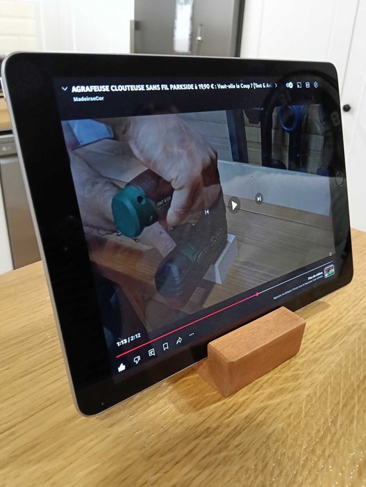 Suporte de Telemóvel em Madeira Natural (7x7cm) – Artesanal