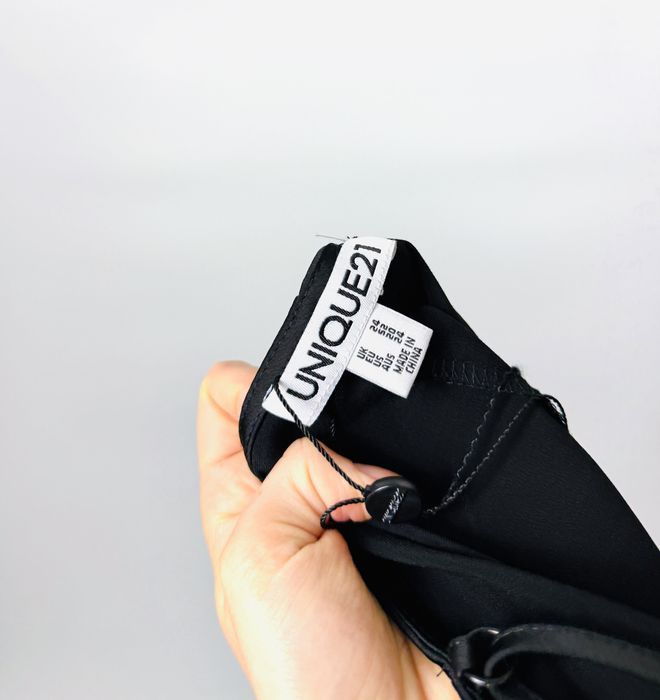 Czarna satynowa sukienka na ramiączkach 6XL 52