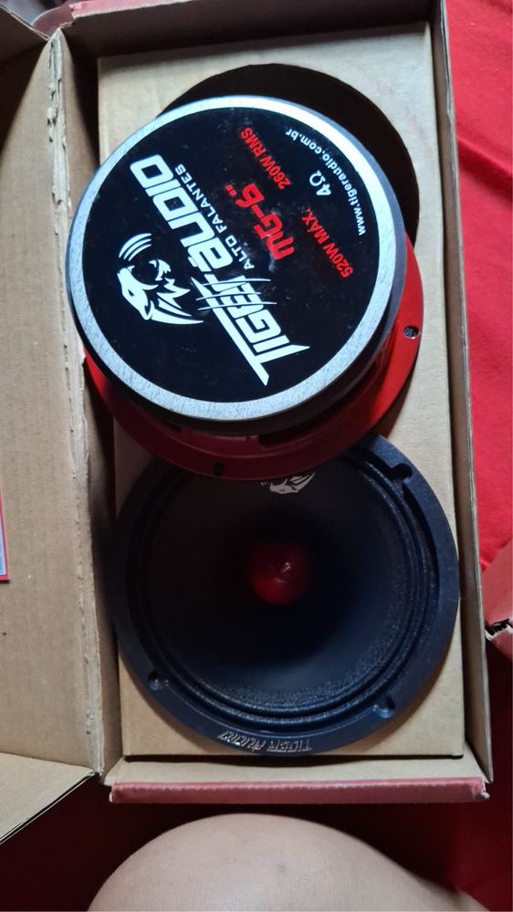 Vendo medio grave 6 polegadas 260 rms cada tenho dois pares