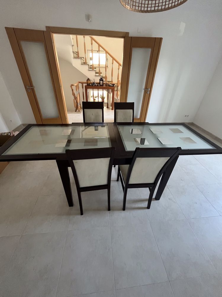 Mesa de sala de jantar em madeira maciça +4 cadeiras