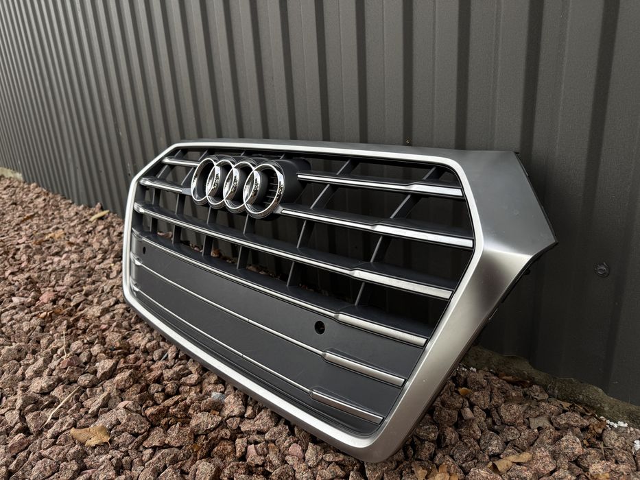 Решітка радіатора AUDI Q5 80a