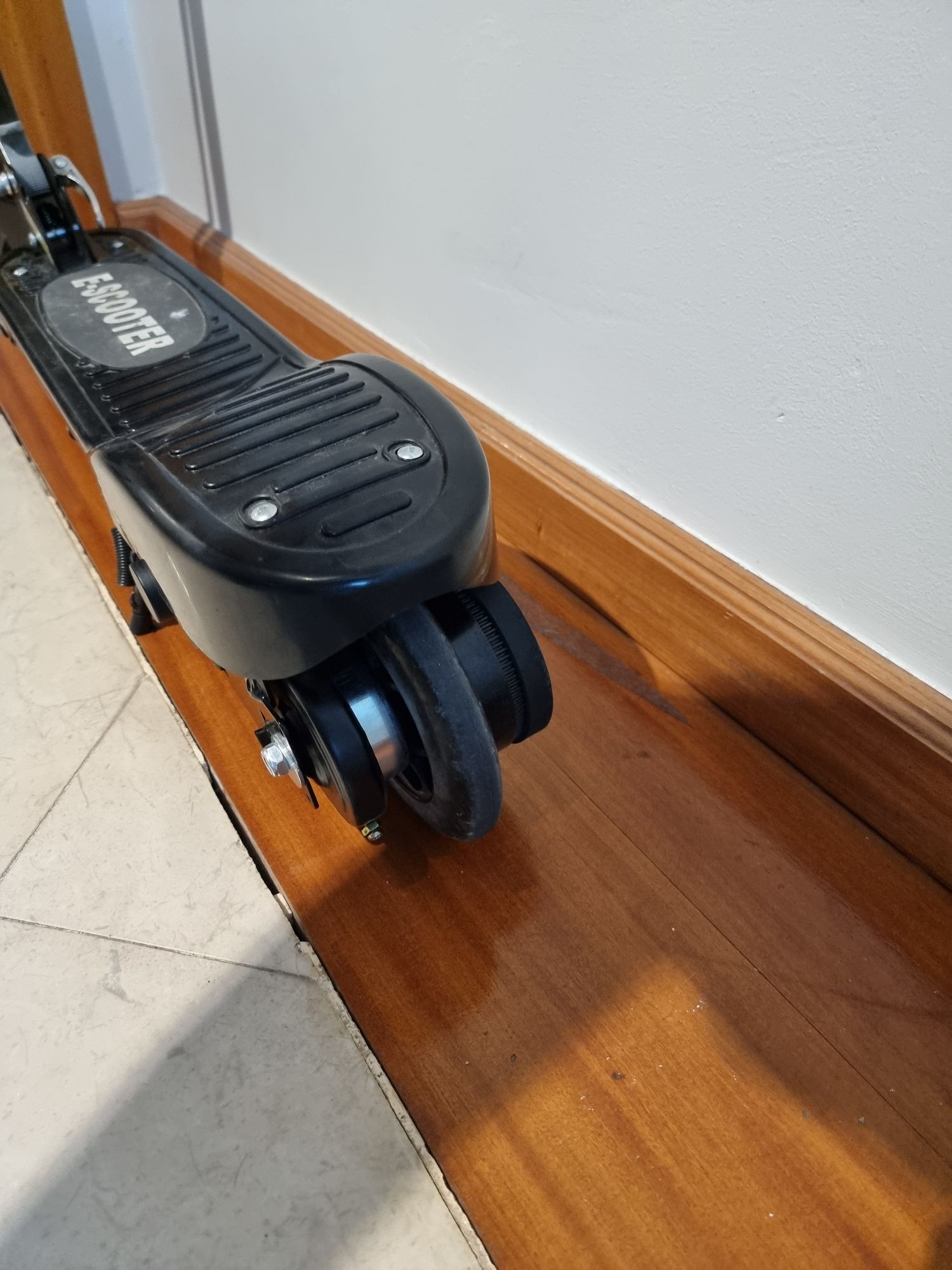 Trotinete E-scooter de criança