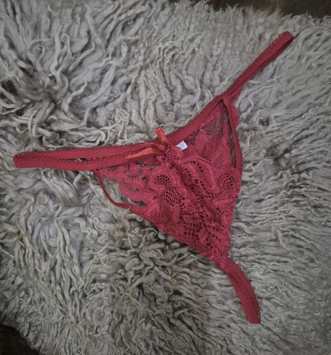 Красные красивые трусики