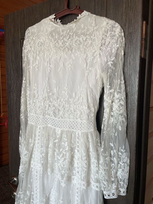 Мереживна біла сукня