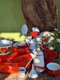 Kolekcja PRL naczynia kuchenne emalia czerwona biała cedzak dzbanek