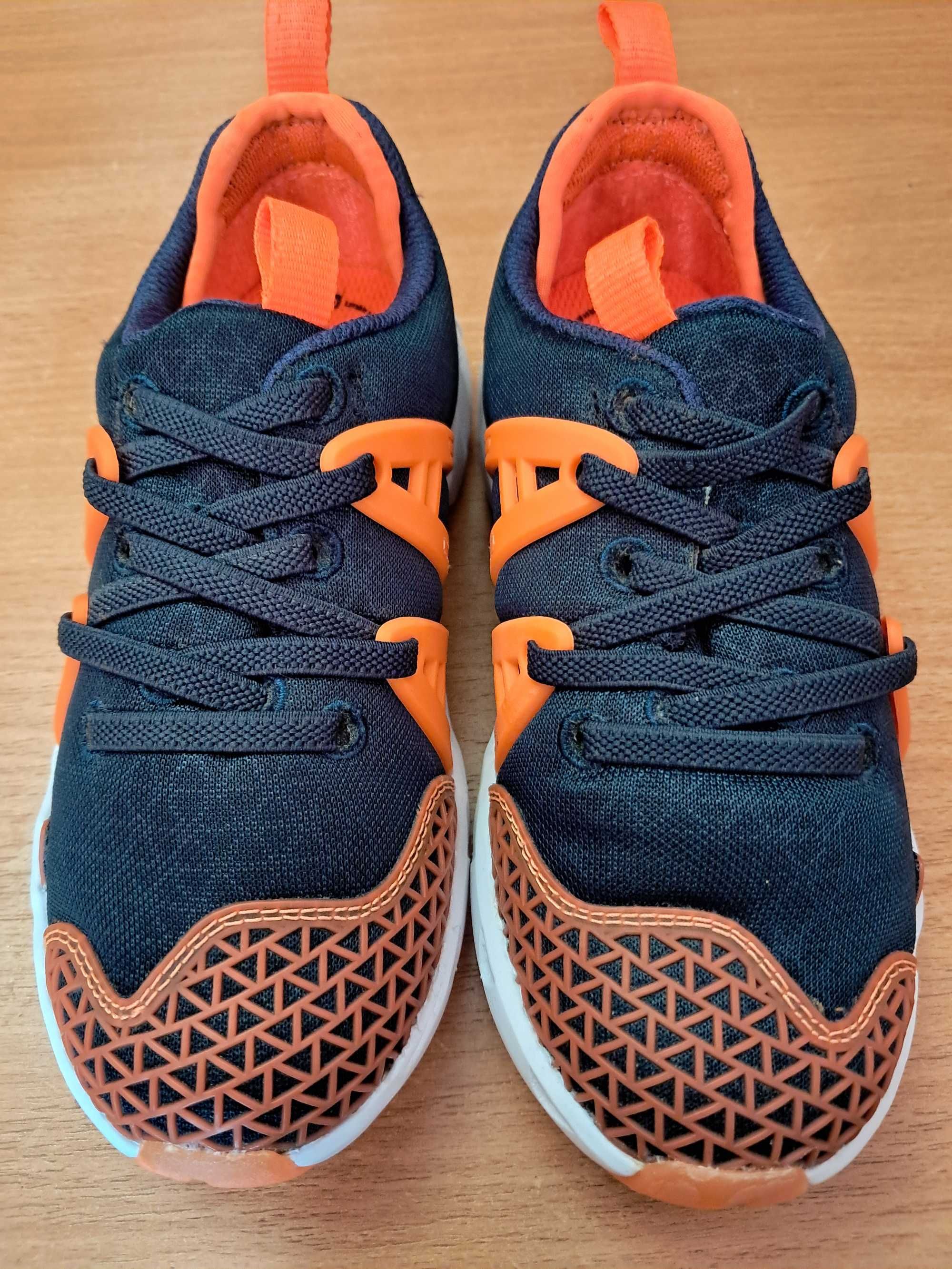 Детские Кроссовки Clarks  оригинал размер  29 СТЕЛЬКА 19. см