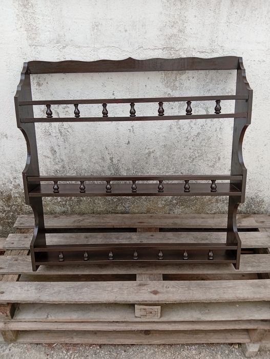 Escaparate em madeira trabalhada com 3 andares , de estilo rústico