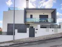 Moradia V5 + 3 em Famões com piscina e Box para 4 carros