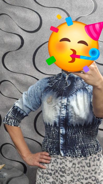 Продам коротеньку куртку,піджак мягкиджинс