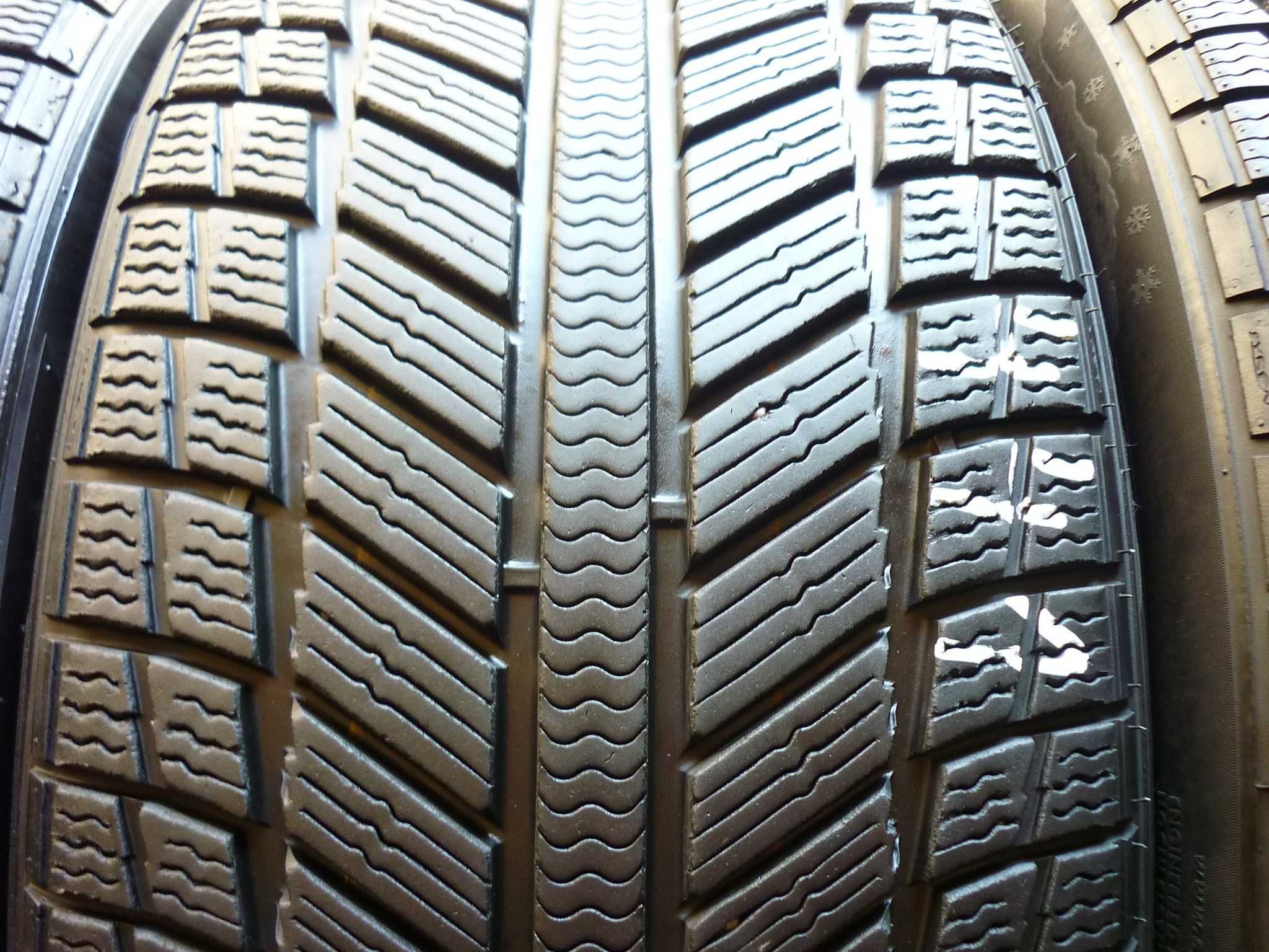 [441]  245/40/19 98W XL SYRON EVEREST 1+  2x8.7 2x7.5 mm