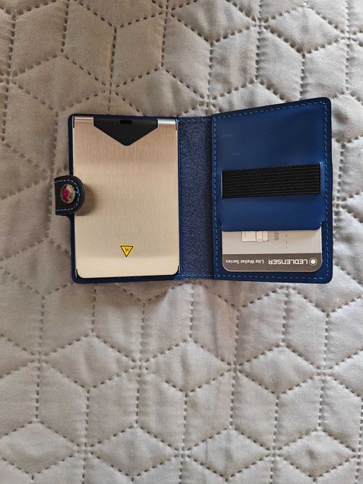 Гаманець для карток/посвідчень Ledlenser з вбудованим ліхтарем