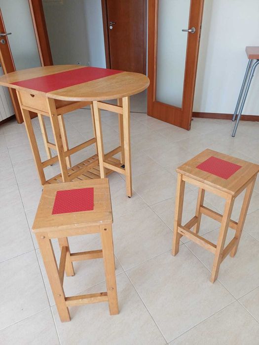 Mesa alta de cozinha com 2 bancos