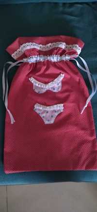 Bolsa Porta Lingerie com aplicação de soutien e cueca  com pérolas