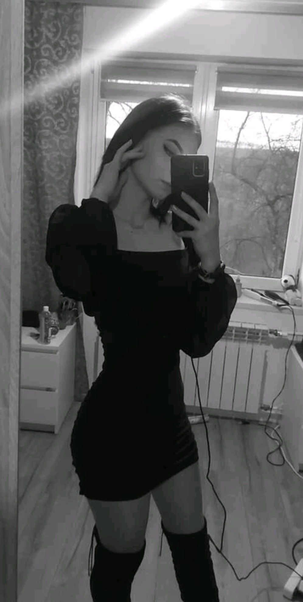 Czarna mini sukienka z długim bufiastym rękawem rozmiar 38