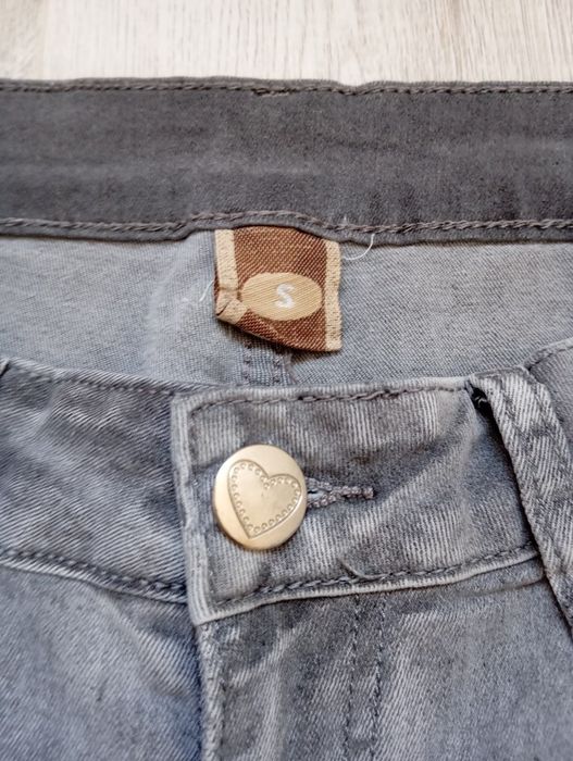 Szare jeansy z perełkami, dżetami, rozdarciami diamencikami bogato zdo